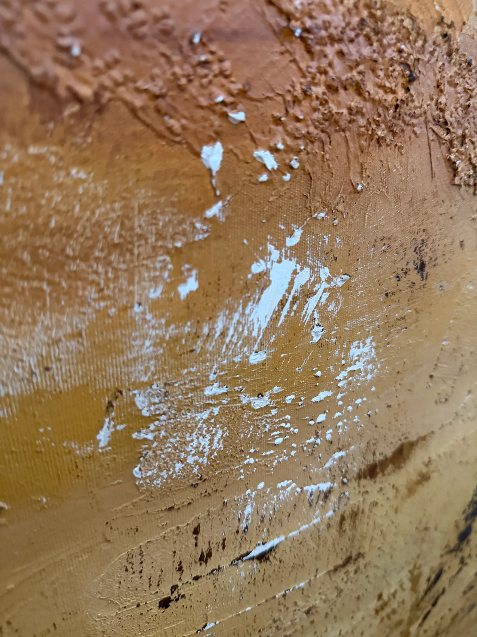 Détail d'Amber Strata (150 x 100 cm), technique mixte avec acrylique sur toile : fond ocre, éclats blancs et zones grenues — Alyne Perfeito, Perfeito Studio