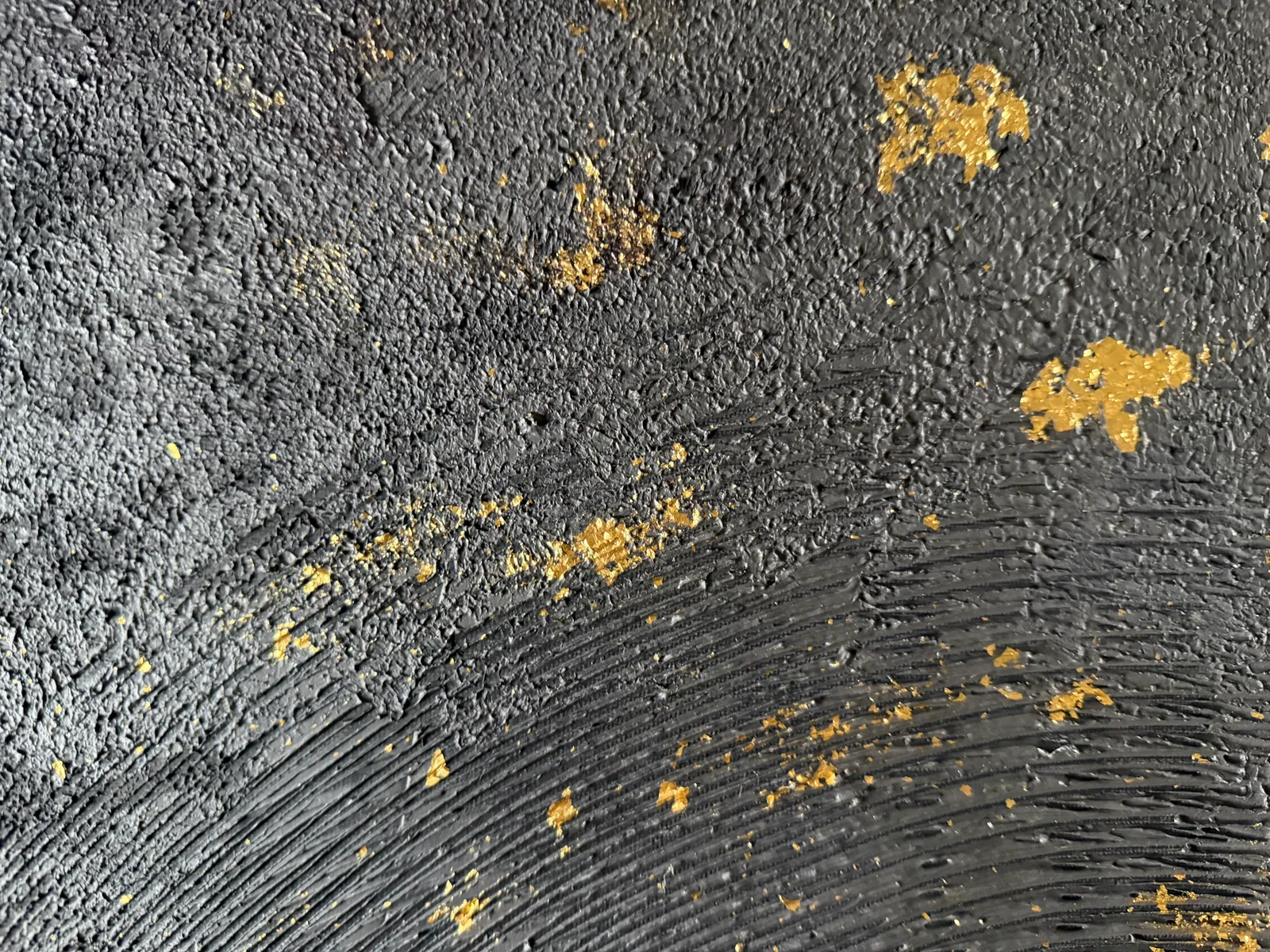 Detalhe da textura de Celestial Plan (50 x 70 cm), técnica mista, pasta de textura e folha de ouro sobre tela: fragmentos dourados sobre campo escuro — Alyne Perfeito, Perfeito Studio