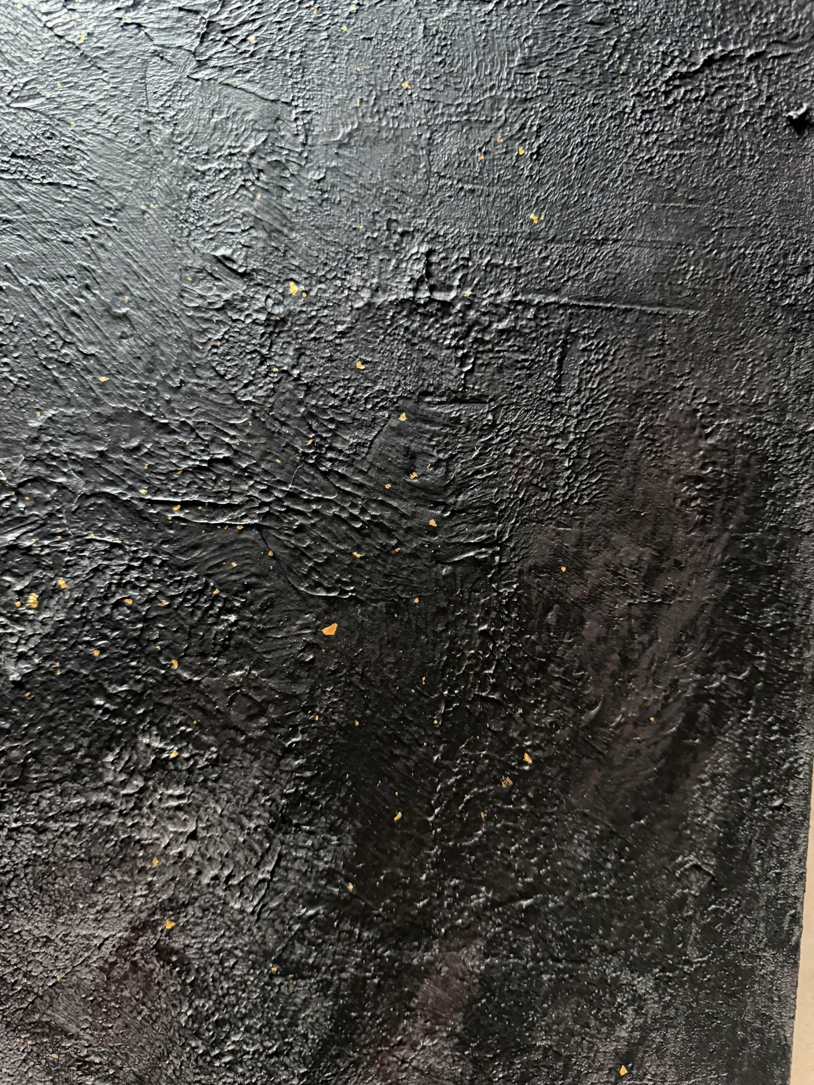 Detailaufnahme von Celestial Plan: schwarze Strukturpaste im Relief mit einzelnen Fragmenten aus Schlagmetall (Blattgold-Imitat) — Alyne Perfeito, Perfeito Studio