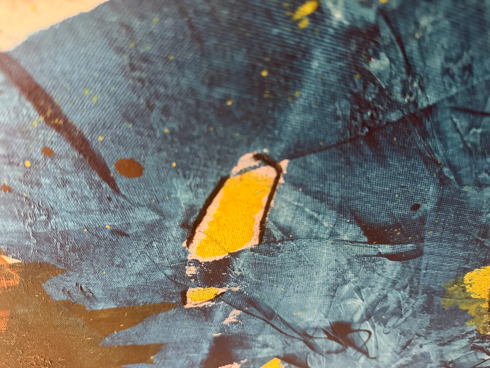 Detalhe da textura de Crossing Currents (80 x 120 cm), mixed media com acrílica e pasta de textura sobre tela — Alyne Perfeito, Perfeito Studio