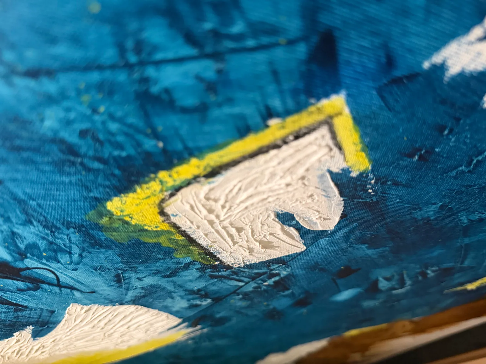 Detalhe da textura em relevo de Crossing Currents (80 x 120 cm), técnica mista com pasta de textura sobre tela — Alyne Perfeito, Perfeito Studio