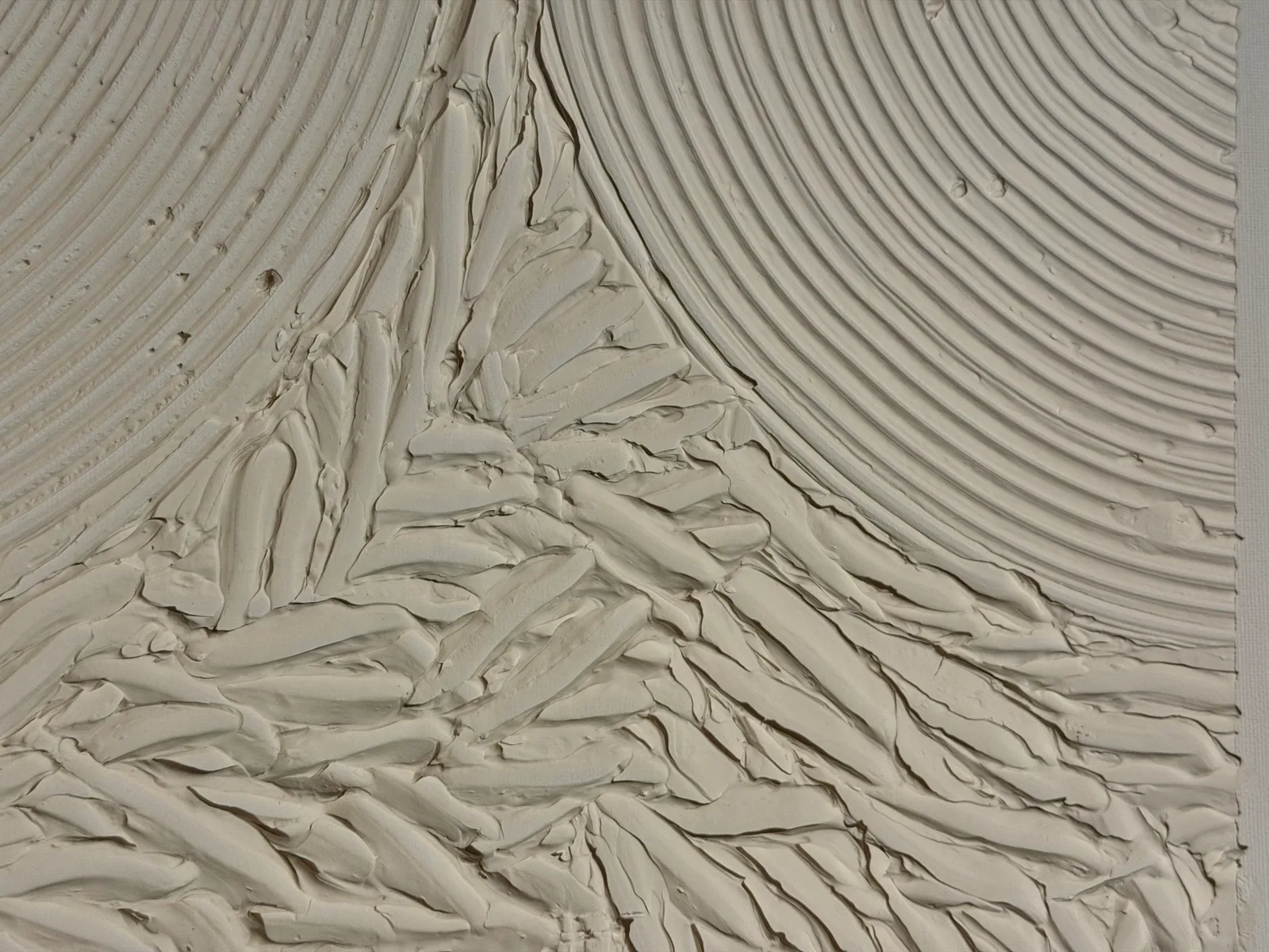 Detalhe em ângulo raso do relevo esculpido de Echo of Silence (50 x 70 cm), textura esculpida sobre tela — Alyne Perfeito, Perfeito Studio