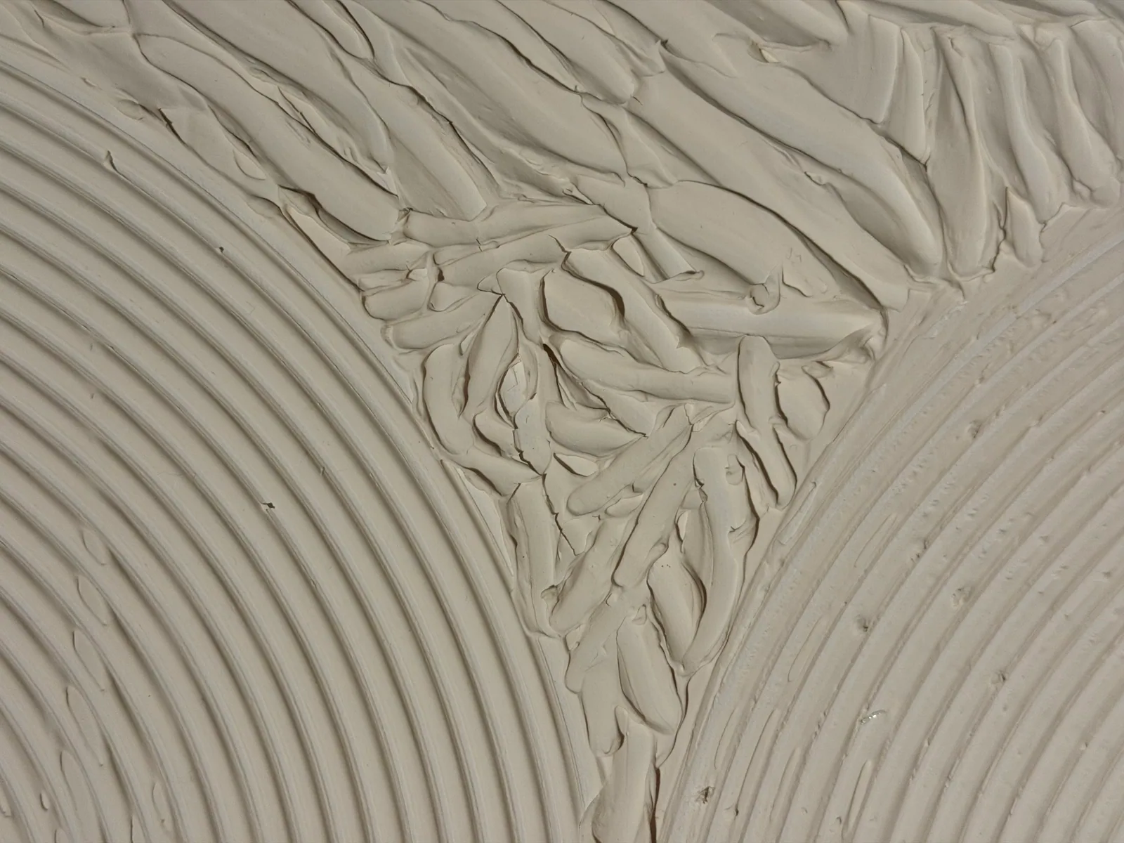 Detalhe do relevo esculpido de Echo of Silence (50 x 70 cm), textura esculpida sobre tela — Alyne Perfeito, Perfeito Studio