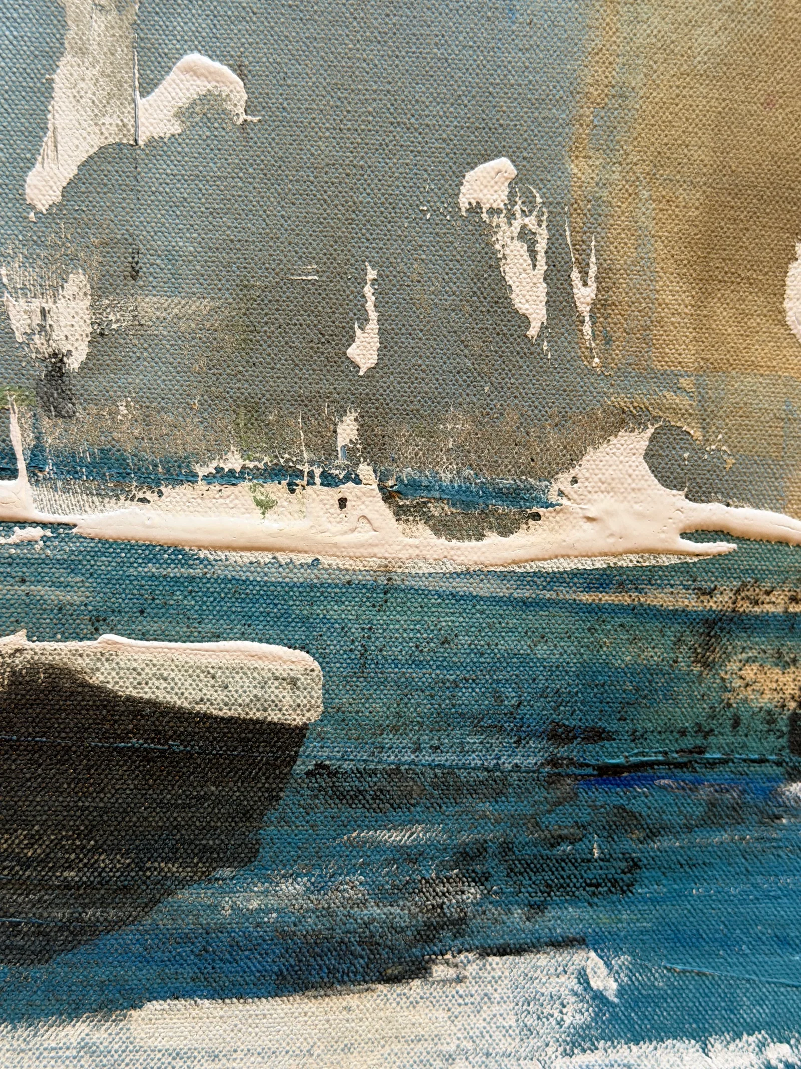 Detalhe da superfície de Patina Field: tinta branca em relevo, trama da tela visível e blocos de azul-ardósia e preto — Alyne Perfeito, Perfeito Studio