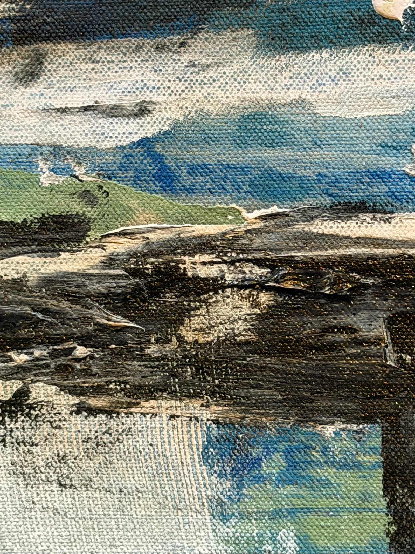 Detalhe da textura de Patina Field (100 x 100 cm), pinceladas espessas escuras sobre tela com a trama visível — Alyne Perfeito, Perfeito Studio