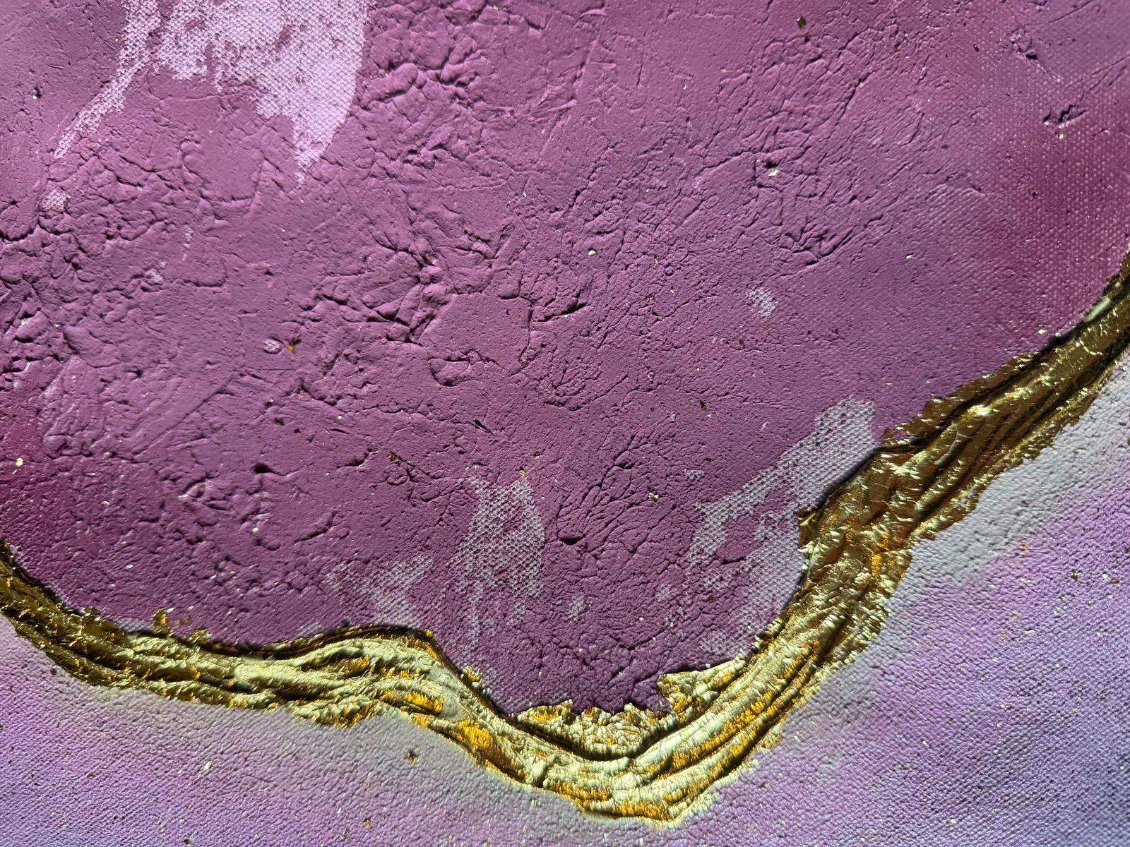 Quartz Seam (98 x 152 cm), técnica mista com acrílica e folha de ouro sobre tela, detalhe da superfície — Alyne Perfeito, Perfeito Studio