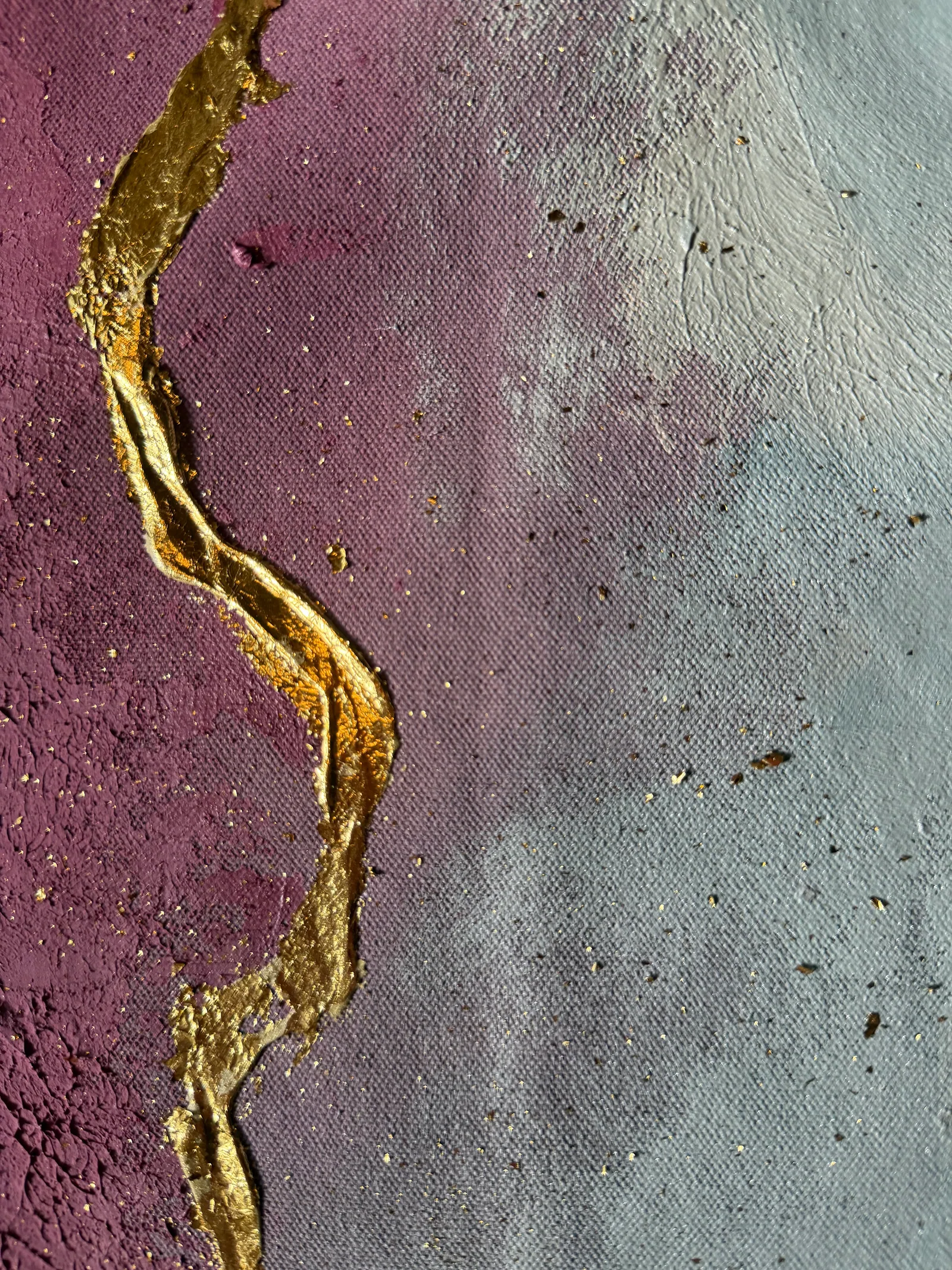 Detail of Quartz Seam: a raised ribbon of metallic leaf across a plum-rose ground fading to pale blue-grey, with fine metallic flecks and the canvas weave visible — Alyne Perfeito, Perfeito Studio