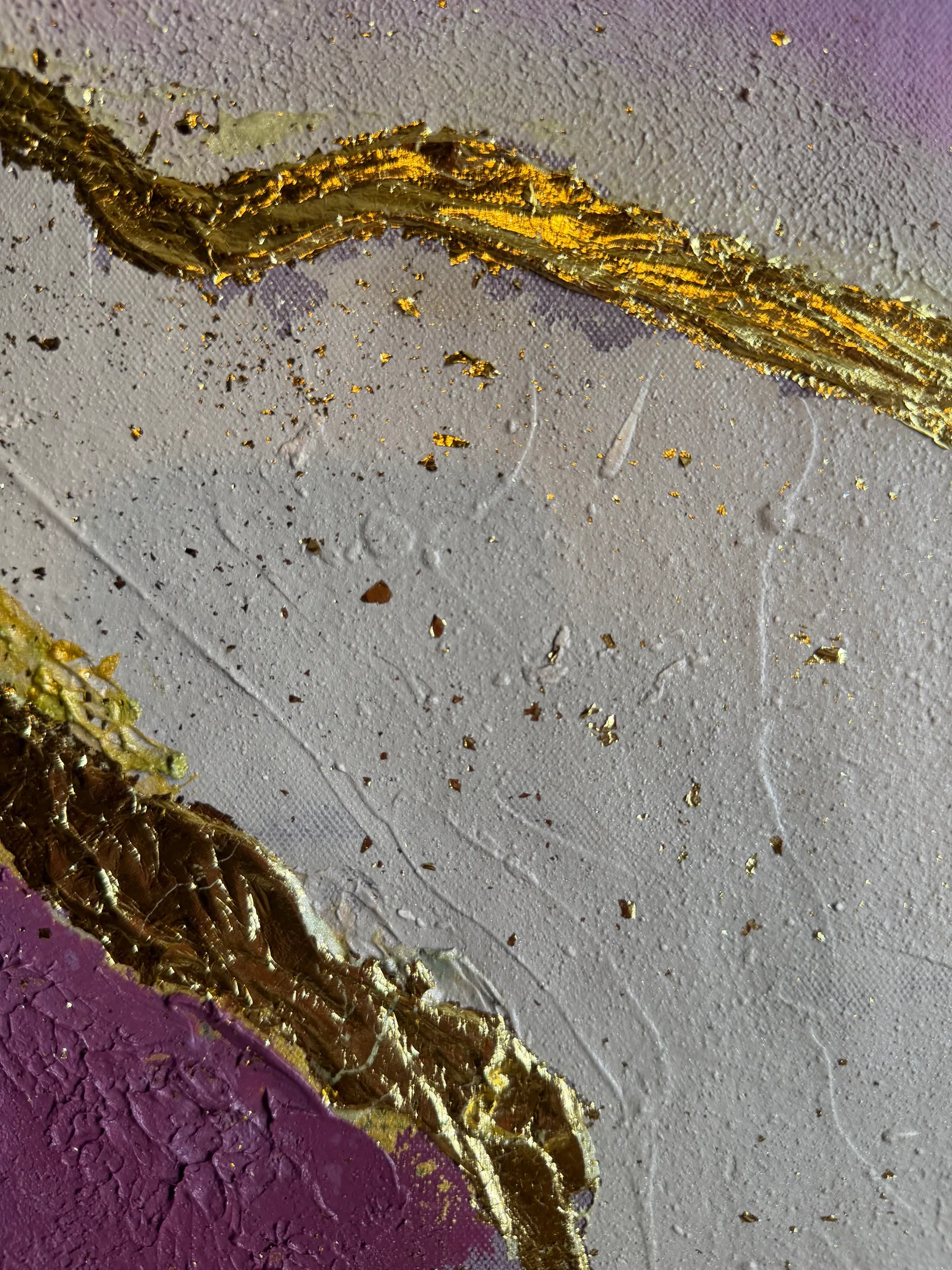 Surface detail of Quartz Seam: a seam of imitation gold leaf (metallic leaf) standing in relief between a lilac-grey field and a deep plum field on canvas — Alyne Perfeito, Perfeito Studio