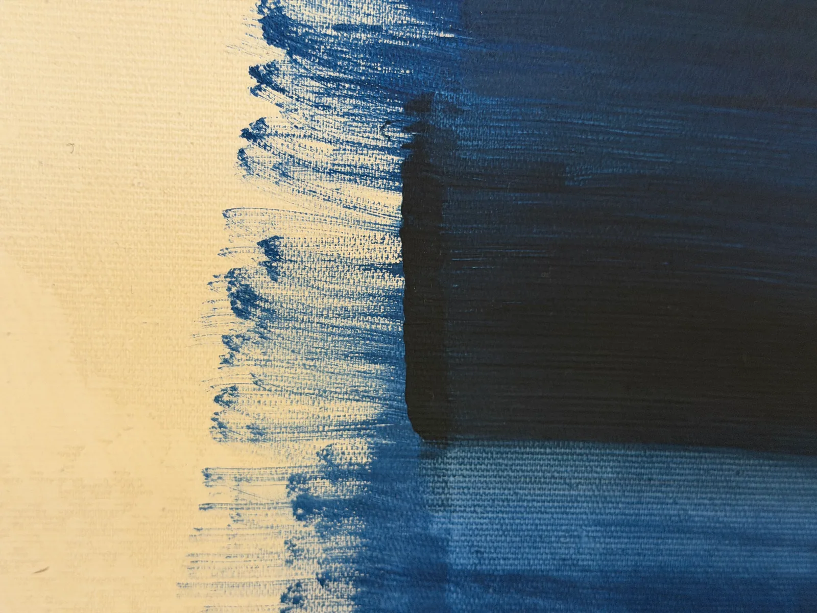 Detalhe de textura de Silent Interval (120 x 160 cm), técnica mista sobre tela — Alyne Perfeito, Perfeito Studio, usado como contraponto declarado ao soak-stain de Helen Frankenthaler