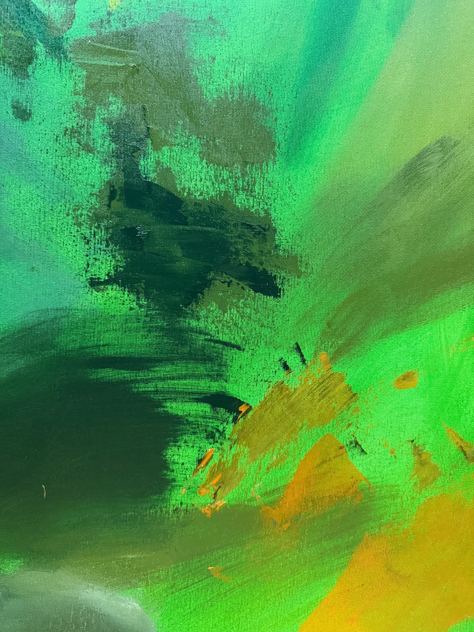 Detalhe de Vegetal Dawn (80 x 120 cm), acrílica sobre tela, com passagens de verde e ocre em que a trama da tela aparece — Alyne Perfeito, Perfeito Studio