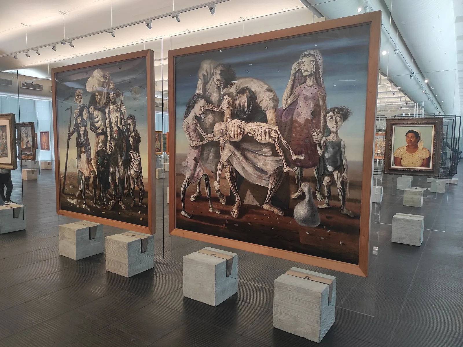 Retirantes (left) and a second Portinari painting (right), as installed at MASP in São Paulo