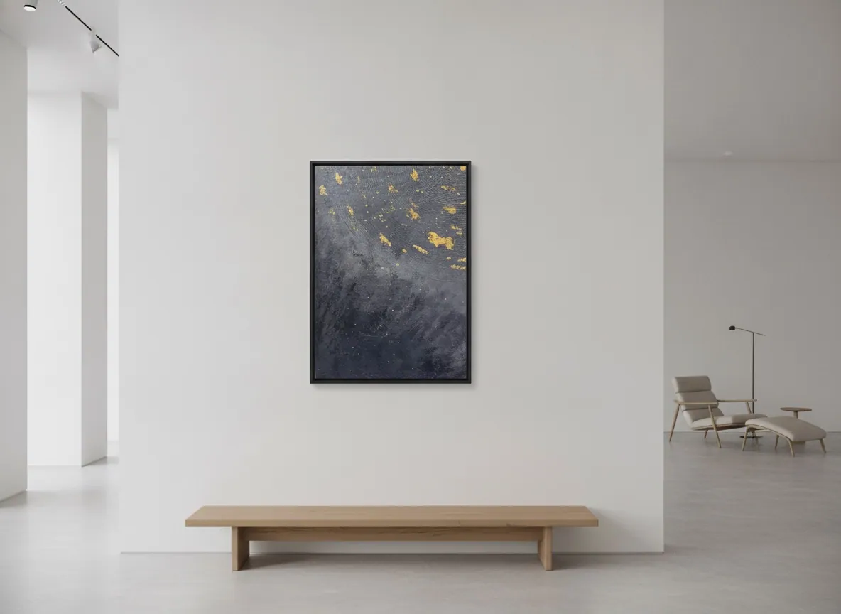 Celestial Plan (50 x 70 cm), pasta texturizada e folha de ouro sobre tela, em ambiente de recepção institucional — Alyne Perfeito, Perfeito Studio
