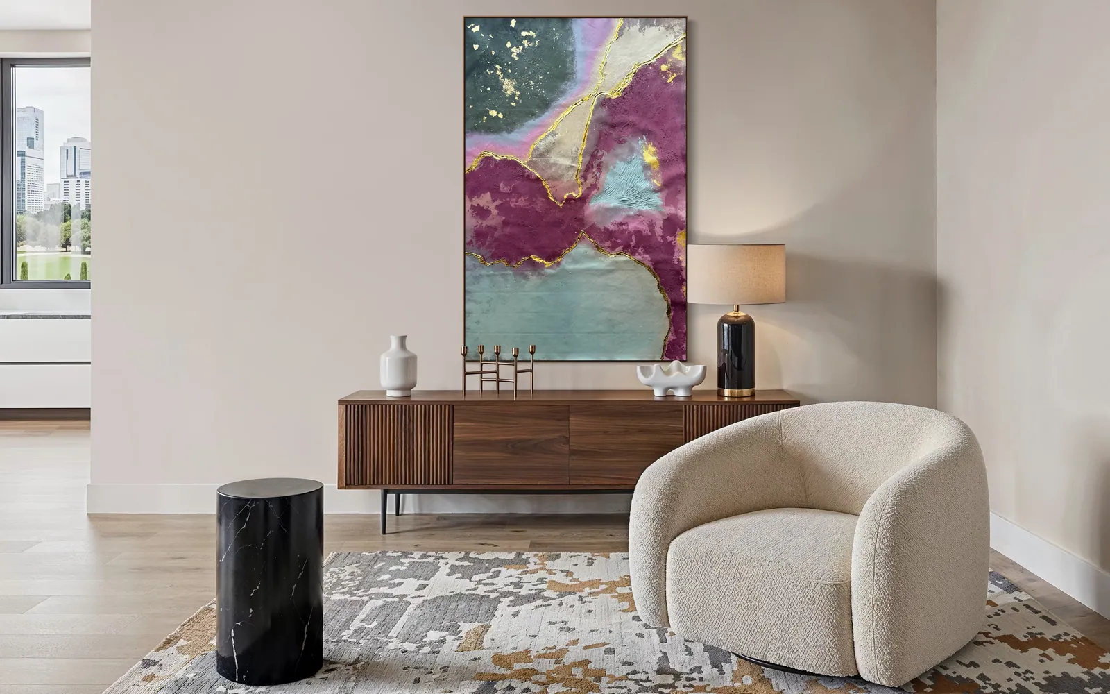Quartz Seam (98 x 152 cm), técnica mista com acrílica e folha de ouro sobre tela, em ambiente com mesa lateral em mármore — Alyne Perfeito, Perfeito Studio