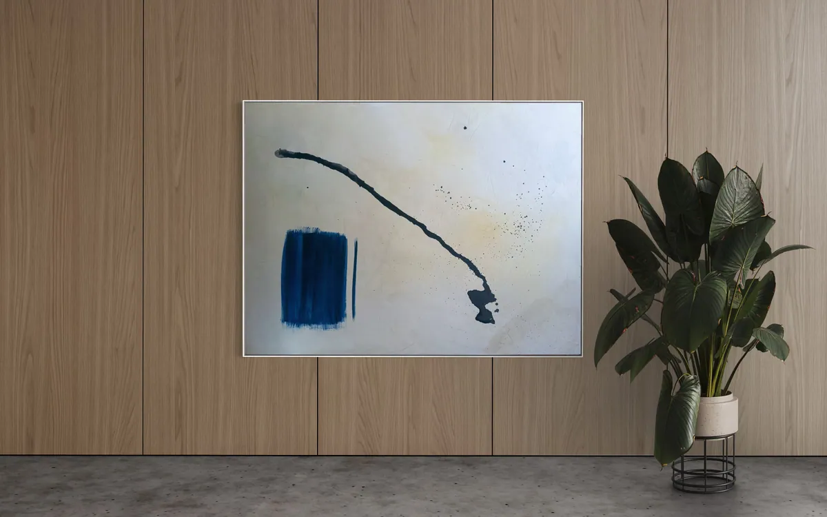Original painting by Alyne Perfeito on a wide wall — digital visualization